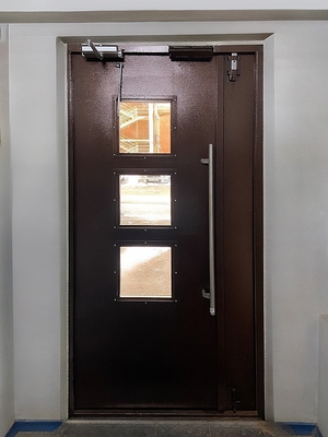 Дверь с тремя стеклами Дверь с тремя стеклами