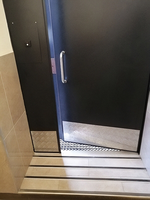 Дверь с отбойниками Дверь с отбойниками