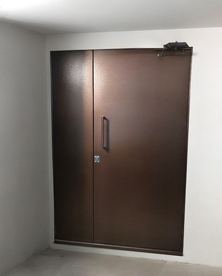 Полуторная коричневая дверь Полуторная коричневая дверь