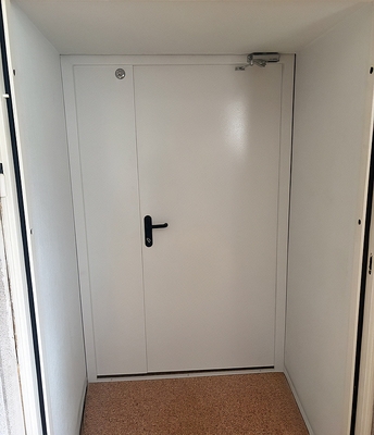 Белая дверь с доводчиком