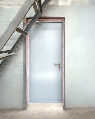 Глухая дверь с доводчиком