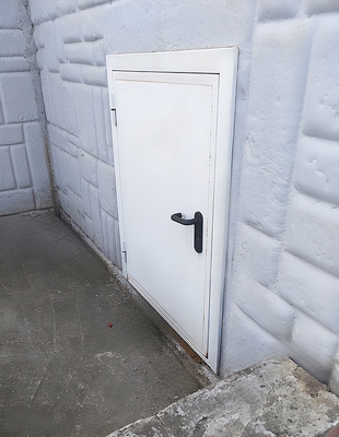 Белый квадратный люк