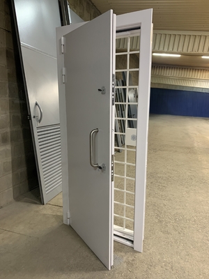 Дверь КХНС с решеткой